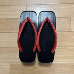 伝統的な黒赤木製下駄のサムネイル