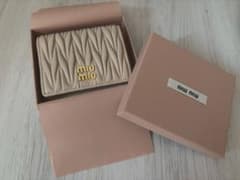 miu miu マテラッセ 二つ折り財布 ピンクのサムネイル