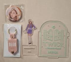 TWICE in Wonderland ミナ アクスタ 缶バッジ キーホルダーのサムネイル