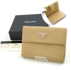 よ*ー様 ✨Sランク・箱保証書付き✨　PRADA ミニ財布　サフィアーノ　三角プ ✨Sランク・保証書付き✨ PRADA ミニ財布 サフィアーノレザー 三角