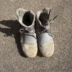 yeezyスニーカーのサムネイル