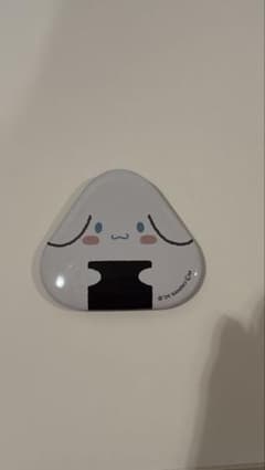 シナモン おにぎり型 バッジ サンリオのサムネイル