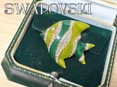 SWAROVSKI フィッシュモチーフ ブローチ SWAROVSKI グリーン エナメル 魚 フィッシュ ブローチ - メルカリ