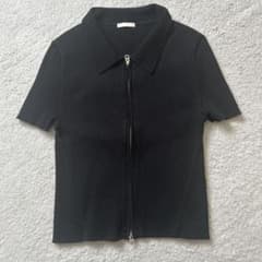 黒いリブ編みジッパー付き半袖トップス
