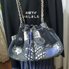 黒と青の花柄巾着型バッグのサムネイル