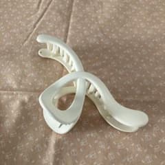 ホワイト ツイストデザイン ヘアクリップのサムネイル