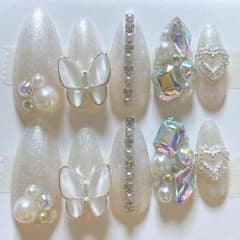 白マグネット♡蝶々ビジューネイルのサムネイル