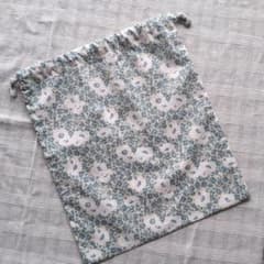 ハンドメイド　淡いグリーン白花柄　巾着袋のサムネイル