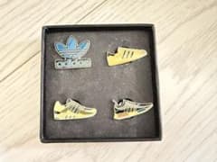 adidas スニーカー型ピンバッジ 4個セットのサムネイル