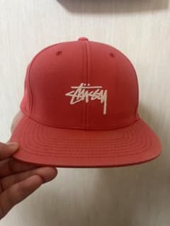 STUSSY キャップ コーラルピンク ロゴ刺繍のサムネイル