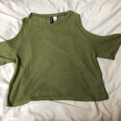 H&M 肩あき グリーン トップスのサムネイル