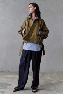 UJOH - Side Slit Blouson -ショート丈 ブルゾン カーキのサムネイル