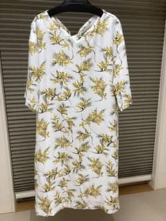 【新品未使用】ミモザ 柄ワンピース　花柄　値札付きのサムネイル