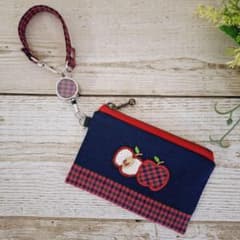 ファミリアチェックりんご刺繍カードケース(紺) - メルカリ