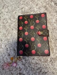 LOUIS VUITTON チェリー 手帳カバーのサムネイル