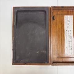 再出品　絶品老坑端渓水巌硯　魚児隊青花・金線・梅舒適先生即売会・８寸長方硯 老坑 水巌 新端渓硯 魚児隊青花 金線 梅舒適 篆刻 即売会 長方硯 昭和