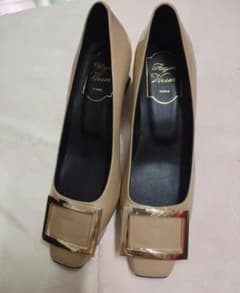 激美品！Roger Vivier ベージュ スクエアトゥパンプス 中ヒール Roger Vivier ベージュ スクエアトゥ パンプス 36 - メルカリ
