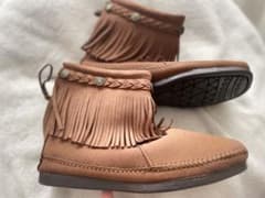 新品/アースミュージックエコロジーコラボ/限定/ミネトンカ/フリンジ/モカシン