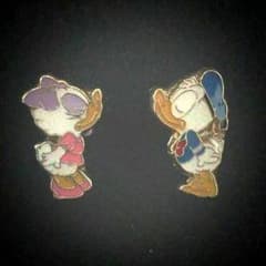 ドナルド&デイジーのピアスのサムネイル