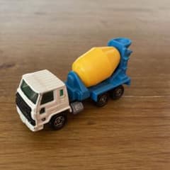 トミカ　NISSAN ミキサー車　NO.53のサムネイル