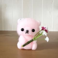 ♡羊毛フェルト 花束を持ったクマちゃん♡ マスコット ぬいぐるみ