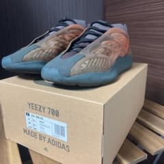 アディダス イージー700 V3のサムネイル