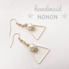 揺れるトライアングルとパールピアス♥606のサムネイル