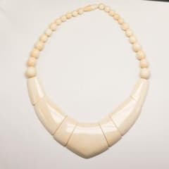 美品　象牙調ネックレスのサムネイル