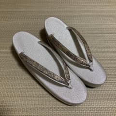 Summy Nemmyプロフ必読 様専用/草履 薄金に黒と金の鼻緒のサムネイル