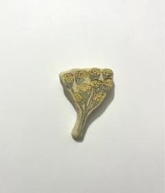 小菅幸子　陶器ブローチ　￼花モチーフ ブローチのサムネイル