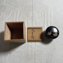【茶道具】十二世 坂下雄峰作 松葉蒔絵 棗（なつめ） 山中塗 共箱付き 茶道具】十二世 坂下雄峰作 松葉蒔絵 棗（なつめ） 山中塗 共箱付き