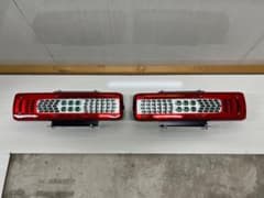 UDクオン VOLVO LEDテールランプ 左右セット 新車外し ステー付き