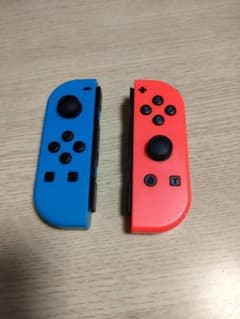 Nintendo Switch Joy-Con コントローラー 青と赤のサムネイル