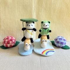羊毛フェルト 作品 雨季もウキウキ♪お散歩パンダちゃん - メルカリ