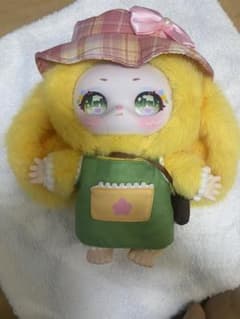 ぬいぐるみ 黄色いウサギ チェック柄帽子 エプロンのサムネイル