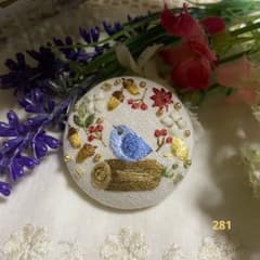 ハンドメイドくるみボタン刺繍ブローチ♡切り株のリースと青い鳥のサムネイル