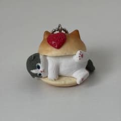 mofusand マリトッツォ マスコット 猫 ガチャ いちごハチワレのサムネイル