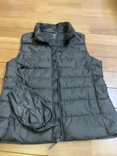 お値下げします！ULTRA LIGHT DOWN M ダウンベスト ダークグレーのサムネイル