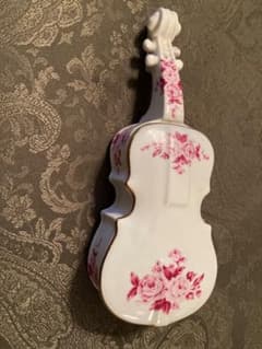 【花柄 バイオリン】限定レア 4/4サイズ バイオリン型小物入れ 陶器製 ピンク花柄 - メルカリ