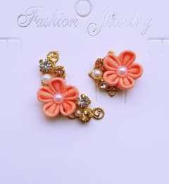 ちりめん小花のイヤーカフ＆ピアス/イヤリング サーモンピンクのサムネイル