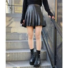 PUNYUS レザースカート　ミニ　プリーツ　ブラックのサムネイル