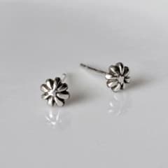 *小さなお花のピアス シルバー製 作家もののサムネイル