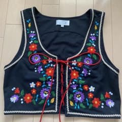 フォークダンス 衣装 ベスト 刺繍 花刺繍 - メルカリ