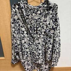 長袖の花柄シャツのサムネイル