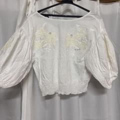 ホワイト 刺繍入り パフスリーブ ブラウスのサムネイル