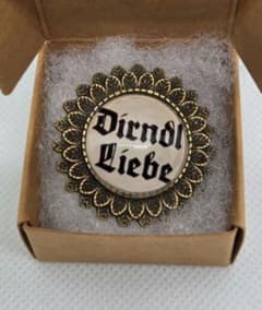 ディアンドルにDirndl Liebeのブローチをつけてオクトーバーフェストへのサムネイル