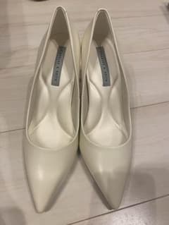 新品　CHARLES&KEITH ホワイトパンプスのサムネイル