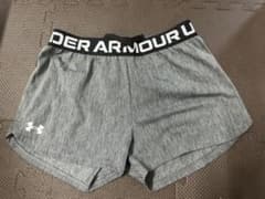 値下げ　UNDER ARMOUR ハーフパンツ グレー YXLサイズのサムネイル