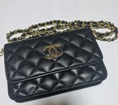 ひ*ん様 CHANEL ブラックレザーミニ ショルダー（ウエスト）バッグ（ポーチ ひ*ん様 CHANEL ブラックレザーミニ ショルダー（ウエスト）バッグ