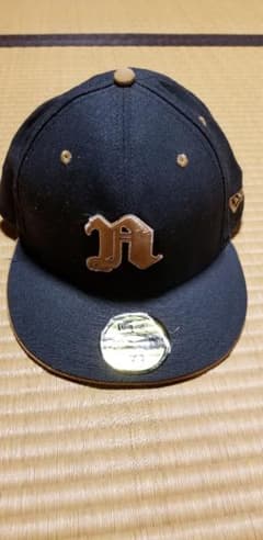 ニューエラキャップ　ナイトレイド　黒ベージュ色のサムネイル